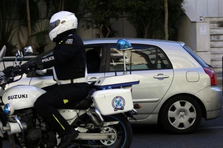 Τρόμος σε τράπεζα στη Λυκόβρυση – Με βαριοπούλες και όπλα λήστεψαν τράπεζα